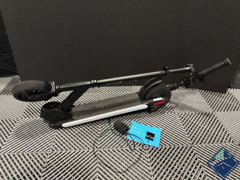 Jetson Oega Illuminated Scooter (Retail $149.99) *NEEDS REPAIRS, SEE PHOTOS*