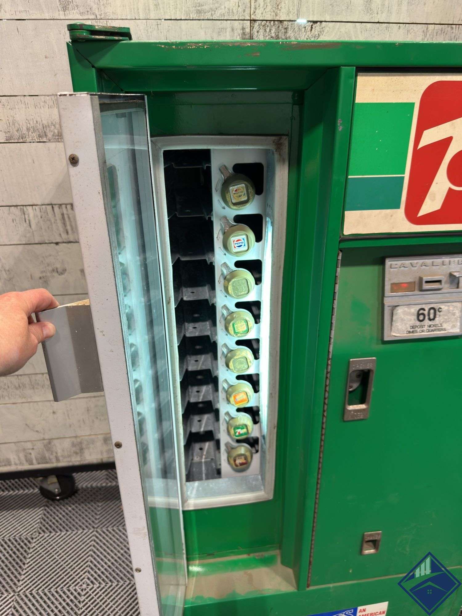 Vintage 7UP Vending Machine *No Key* - Estate Details