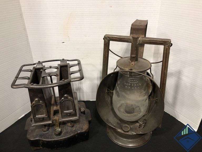 Vintage Dietz Fit Zal Railroad Lantern on Stand