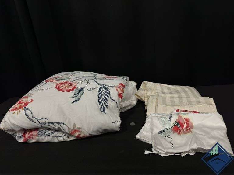 Full Sized Comforter, Full Flat Sheet, and Pillow Cases