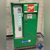 Vintage 7UP Vending Machine *No Key* - Estate Details
