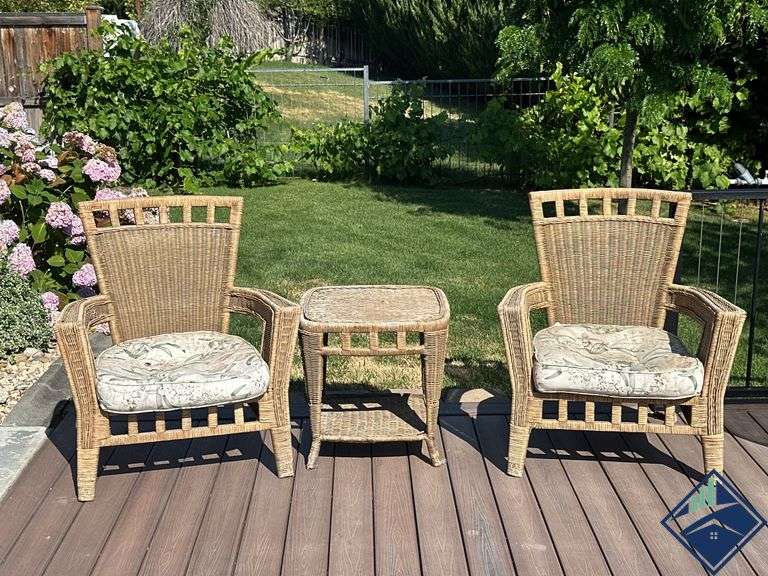Outdoor Woven Chairs with Side Table