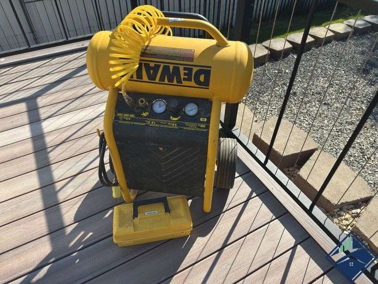 DeWalt 4.5 Gallon Air Compressor with Air Tools