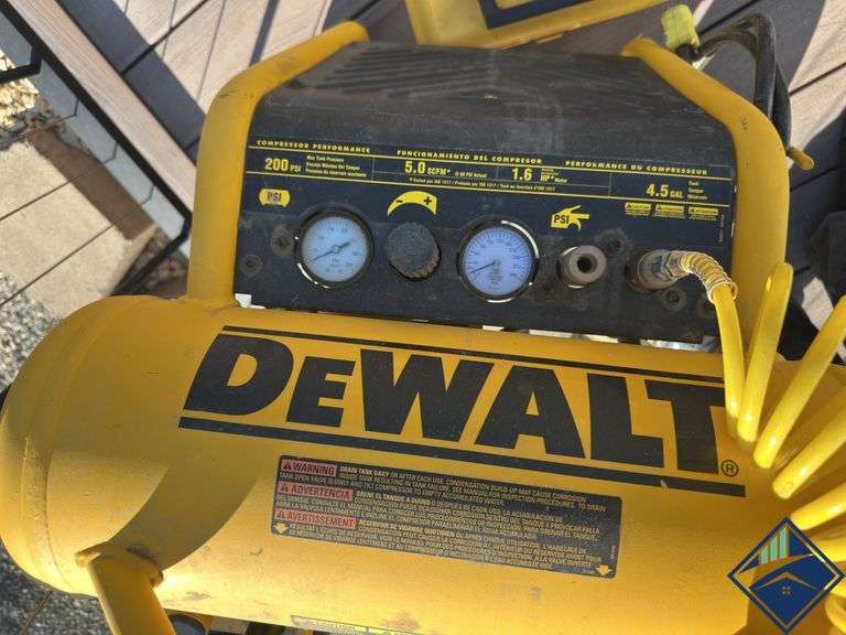 DeWalt 4.5 Gallon Air Compressor with Air Tools