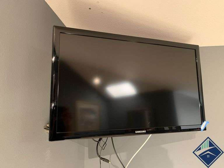 Samsung 32" TV with Swivel Wall Mount *Upstairs (SEE STAIRS), Bring Tools, Heavy*