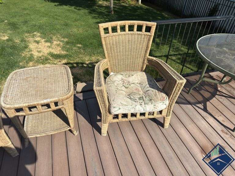 Outdoor Woven Chairs with Side Table