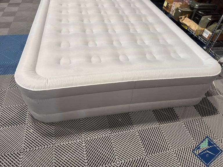 Full Sized Aerobed Air Mattress - Retail: $ 149.99   - Like New