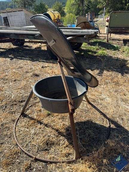 Behlen Country Cattle Mineral Feeder