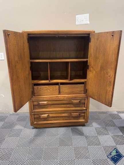 Upright Clothing Dresser