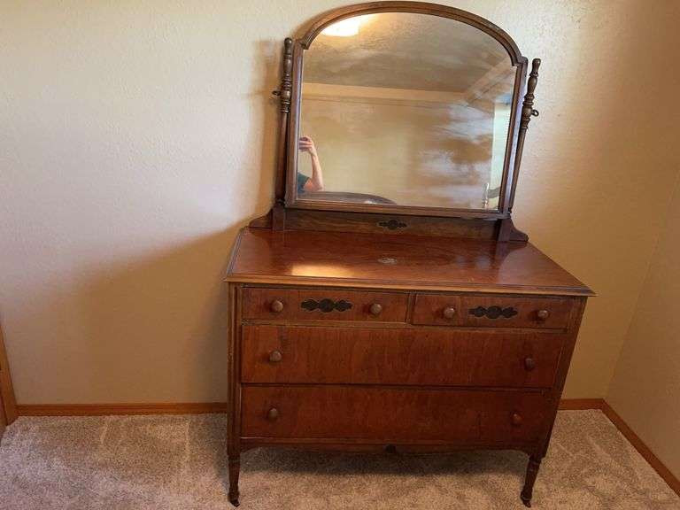 Antique Wooden Dresser With Mirror *basement*