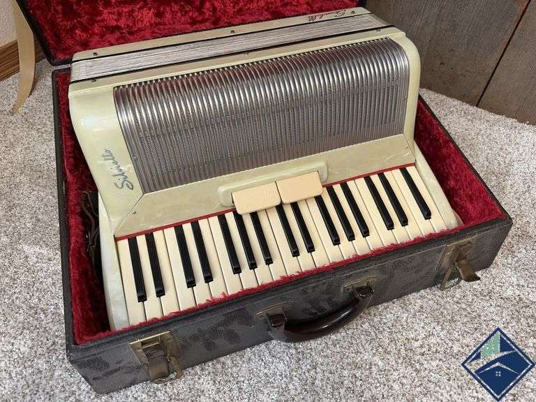 Silvetto Accordian