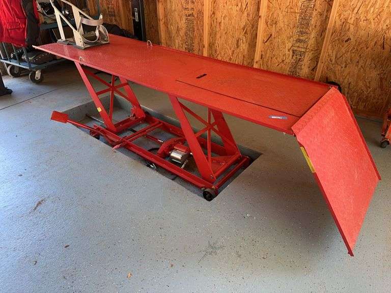 Hydraulic Motorcycle Lift Table With Wheel Chock