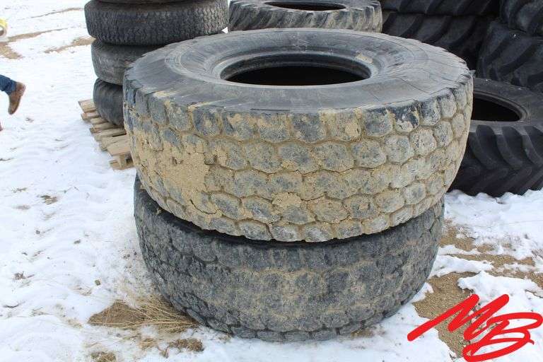 2) 20.5 R25 Tires (fr)