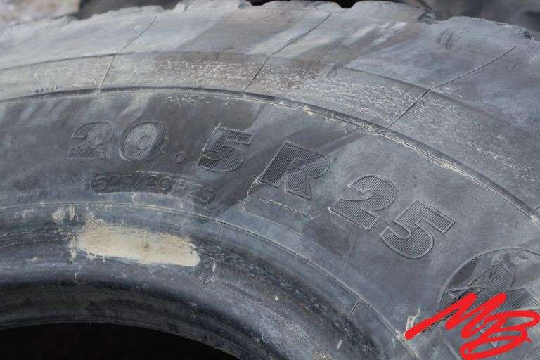 2) 20.5 R25 Tires (fr)