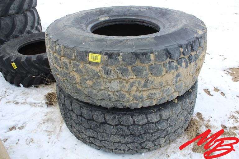 2) 20.5 R25 Tires (fr)