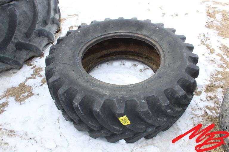 (1) 16.9-26 Tire (fr)
