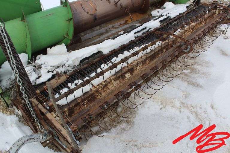 John Deere Header 11" Tine Pickup, Auger Feed