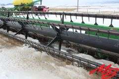 John Deere 635F Hydea Flex Header, Poly Tine Reel, Poly Cones, Light Package