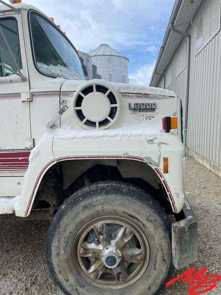 Ford L8000 Feed Truck W/ Harsh Haysizor 16Z24 Box