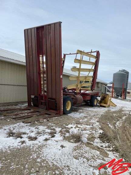 New Holland 1068 Bale Wagon