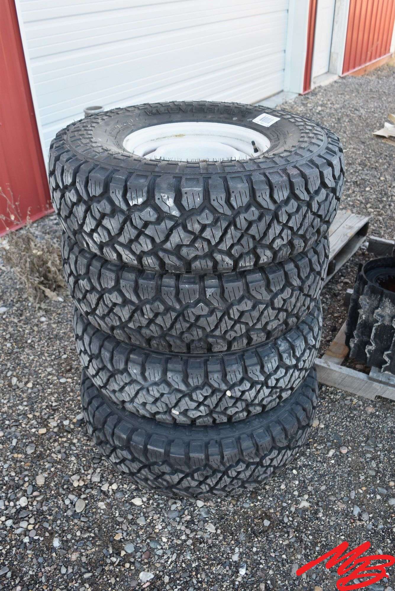 Tires 33x10.50R15 (vg)