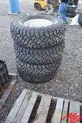 Tires 33x10.50R15 (vg)