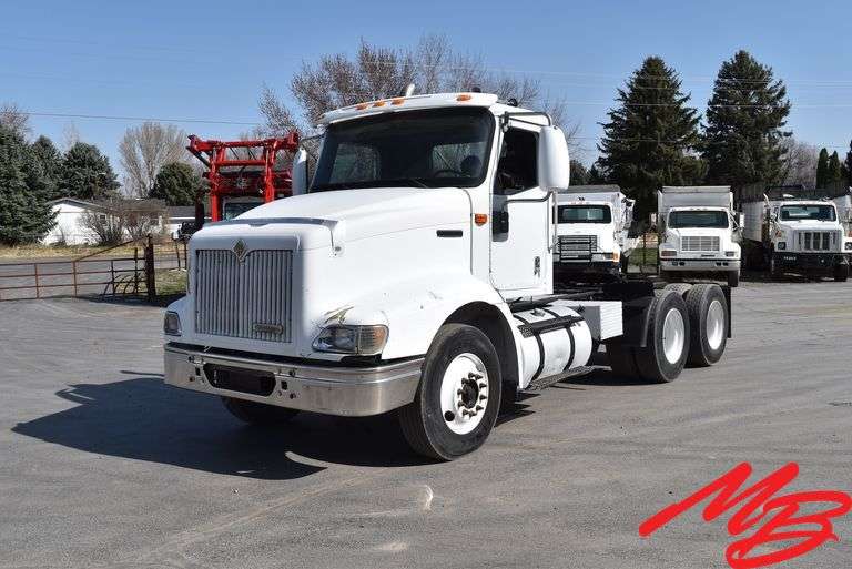 2000  International  9200 Semi-Truck