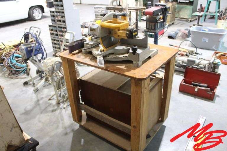 DeWalt 12" Compound Miter Saw w/Table