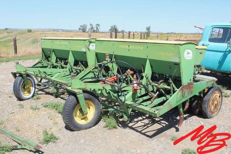 (2)  John Deere  Hoe Drills w/Tow Together Bar   8'