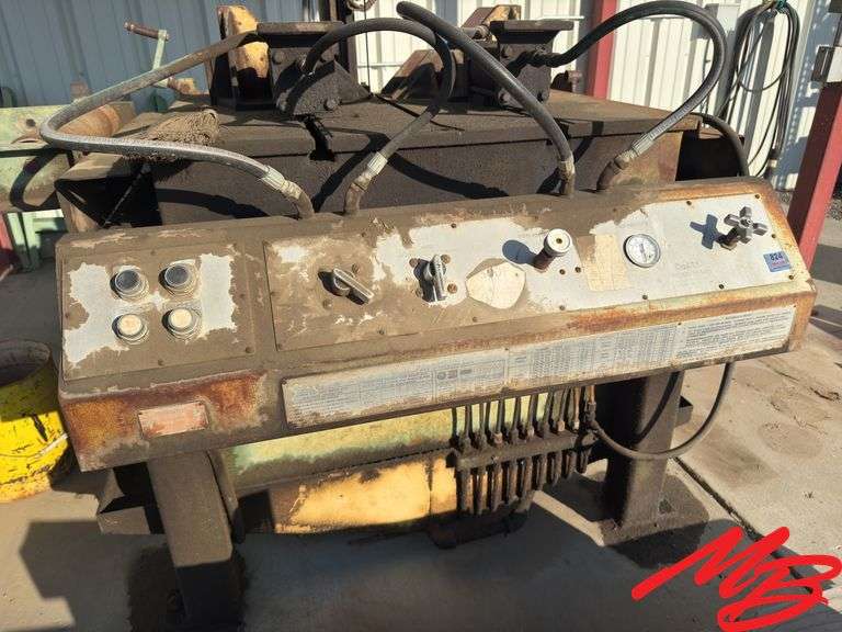 DoAll TR1421 Band Saw with Rolling Tables
