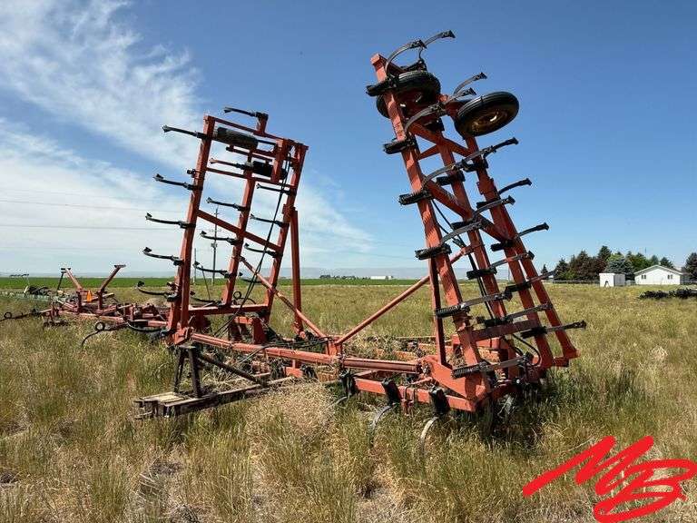 38' Hesston 3210 Field Cultivator, Hydraulic Wings