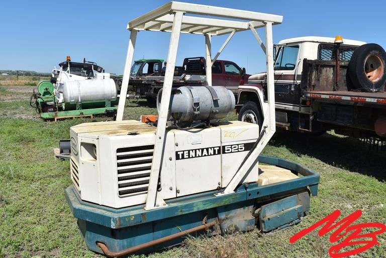 Tennant 525 Ride-On Power Scrubber 52"