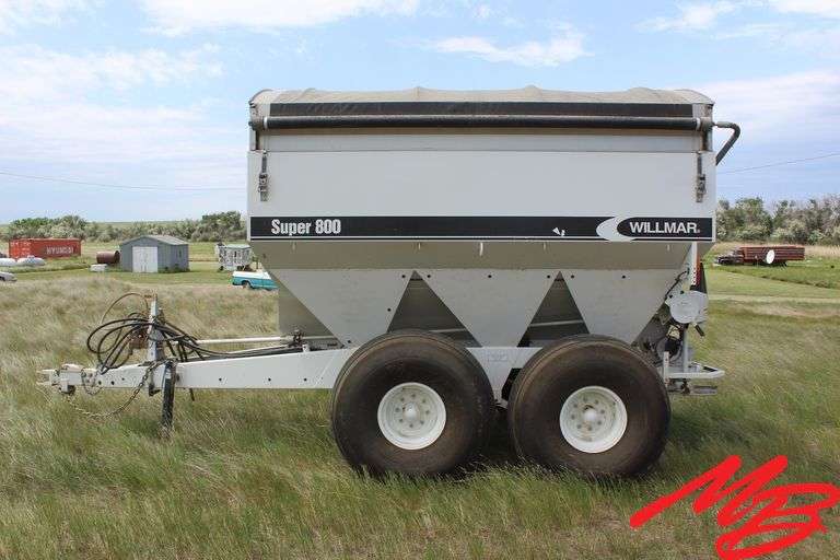 Willmar Super 800 Fertilizer Spreader