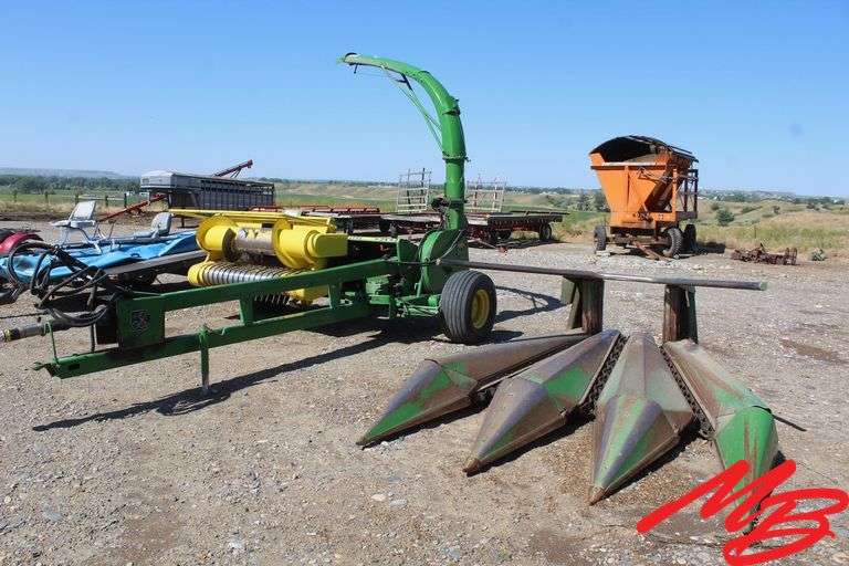 John Deere 3970 Chopper w/ 3 Row Corn Head & Foliage Head