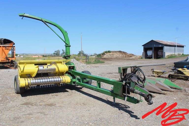 John Deere 3970 Chopper w/ 3 Row Corn Head & Foliage Head