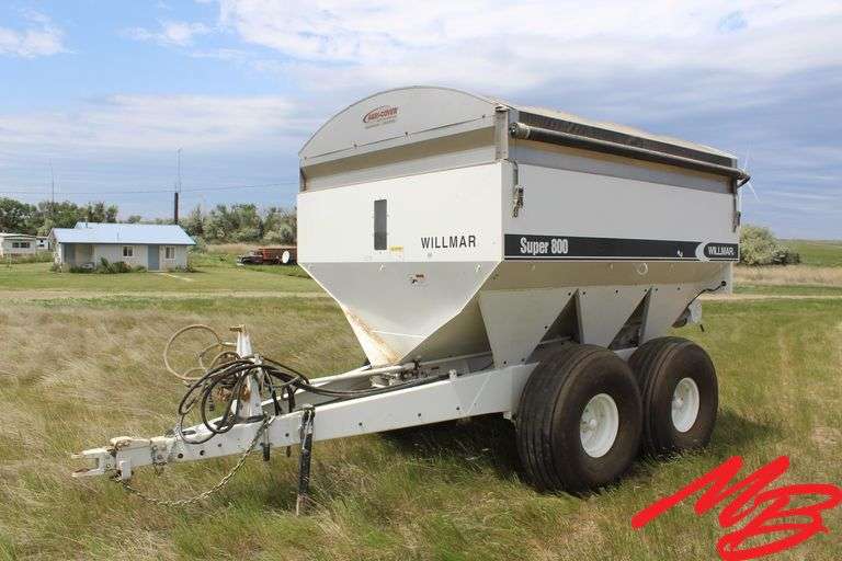 Willmar Super 800 Fertilizer Spreader