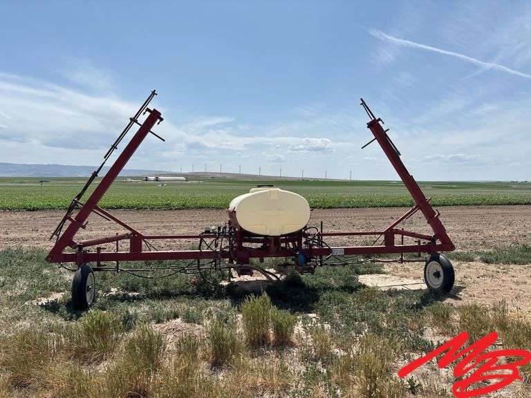 300 Gallon 3-Pt Sprayer, 32' Folding Booms, Hydraulic Pump