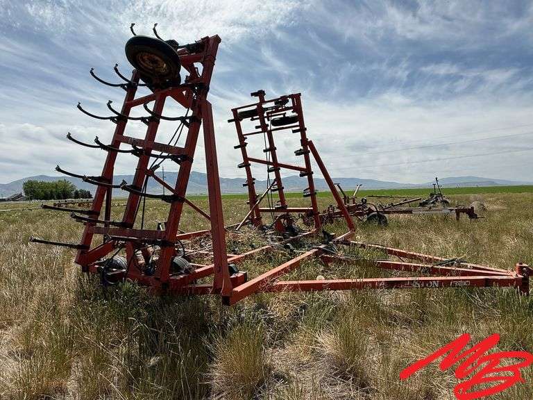 38' Hesston 3210 Field Cultivator, Hydraulic Wings