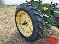 John Deere 1530 Utility Tractor