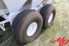 Willmar Super 800 Fertilizer Spreader