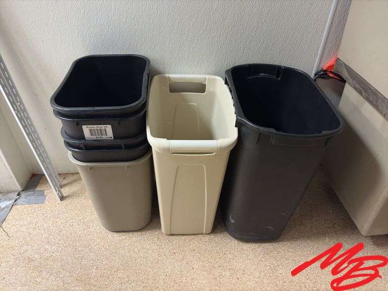 7 Plastic Trash Cans