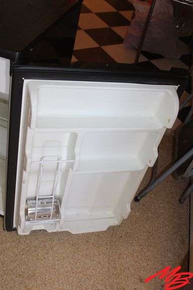 Frigidaire Mini Frig, 21.5"x22"x34"