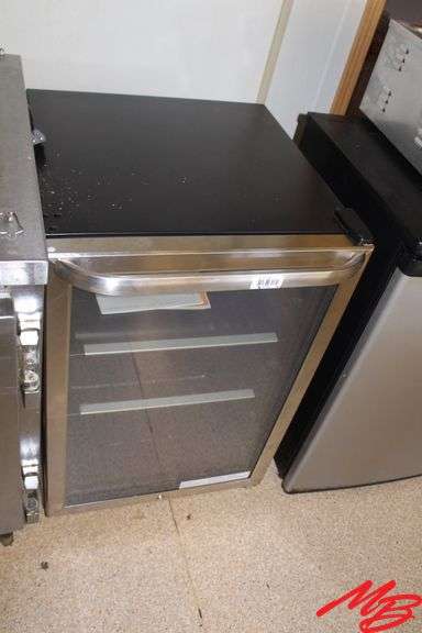 Frigidaire Beverage Cooler w/Glass Door, 21.5"x22"x34"