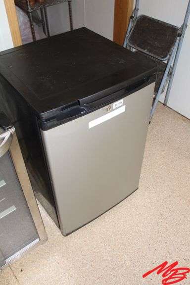 Frigidaire Mini Frig, 21.5"x22"x34"