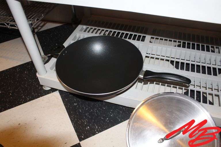 Round Serving Carafe & 14" Wok