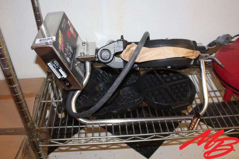 Carbons Golden Malted Waffle Maker w/extra pan, Quesadilla Maker