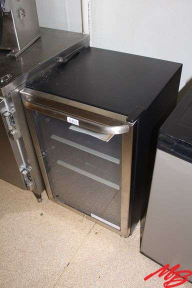 Frigidaire Beverage Cooler w/Glass Door, 21.5"x22"x34"