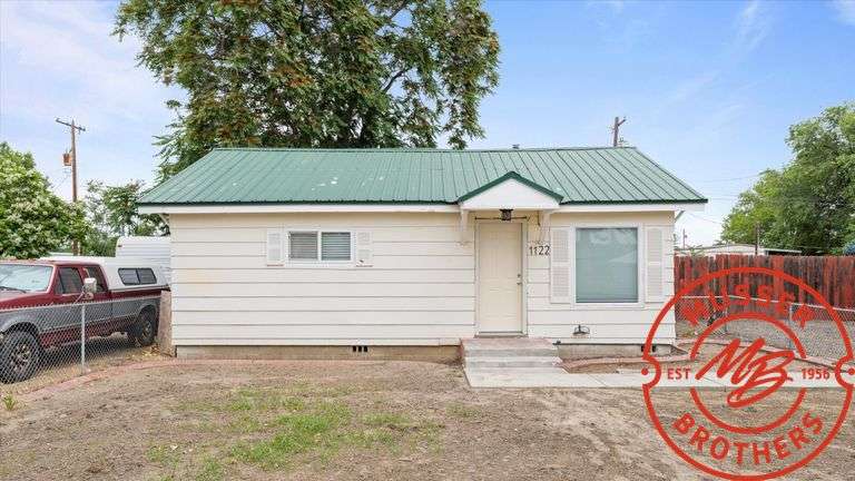 1122 W Maple St, Burbank WA