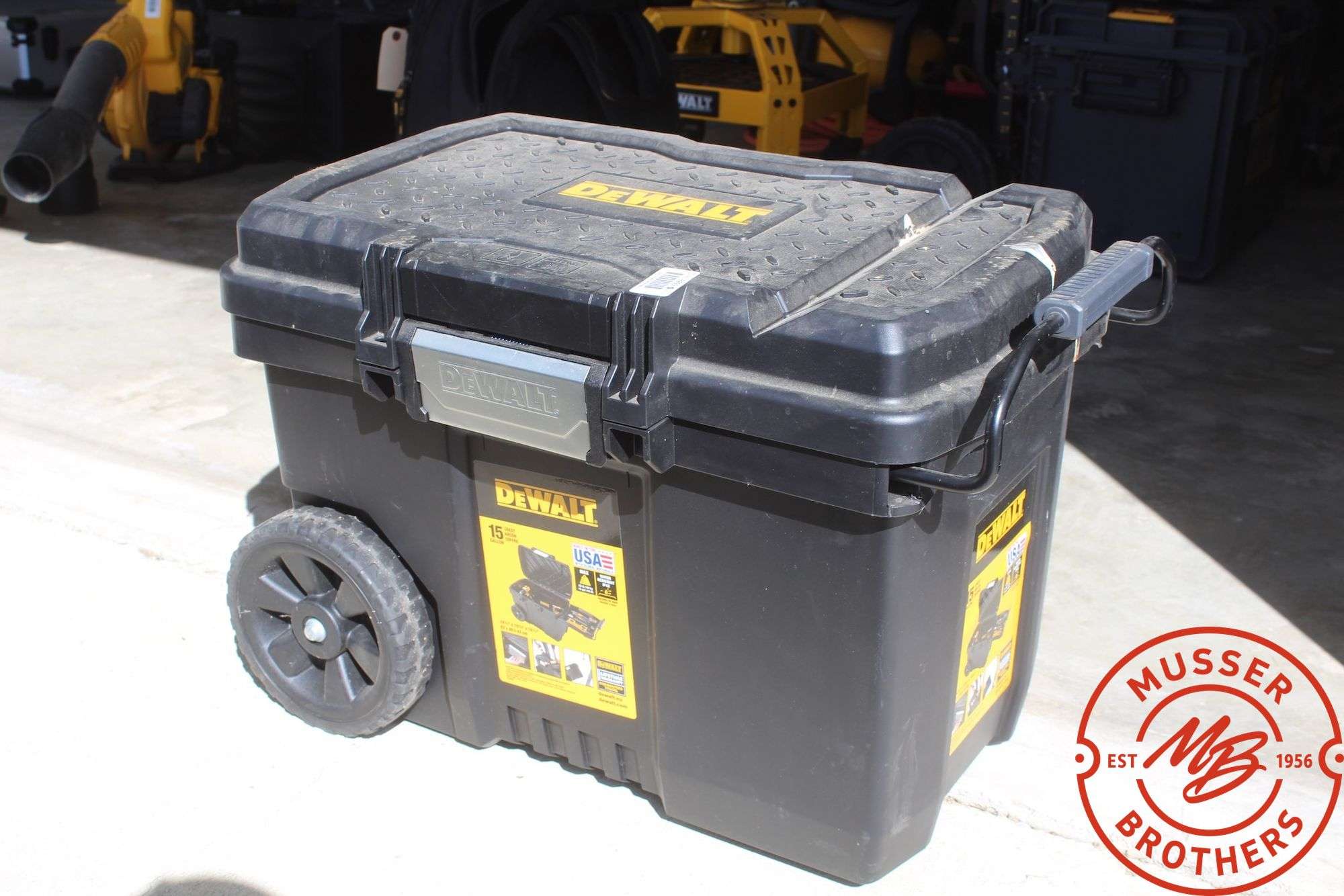 DeWalt Storage Tote on Wheels w/DW Nylon Carpenter Bags