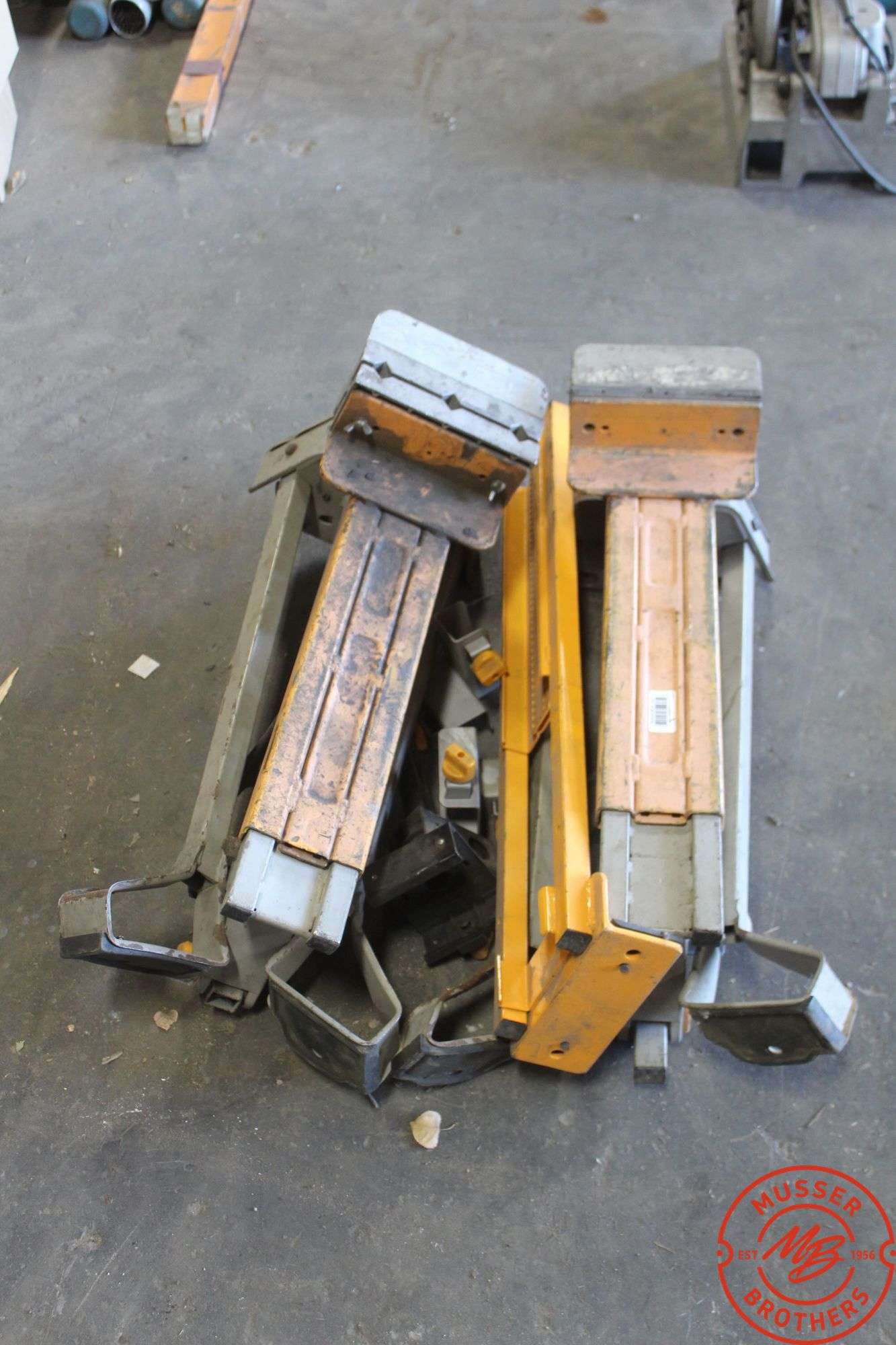 (2) Jawhorses